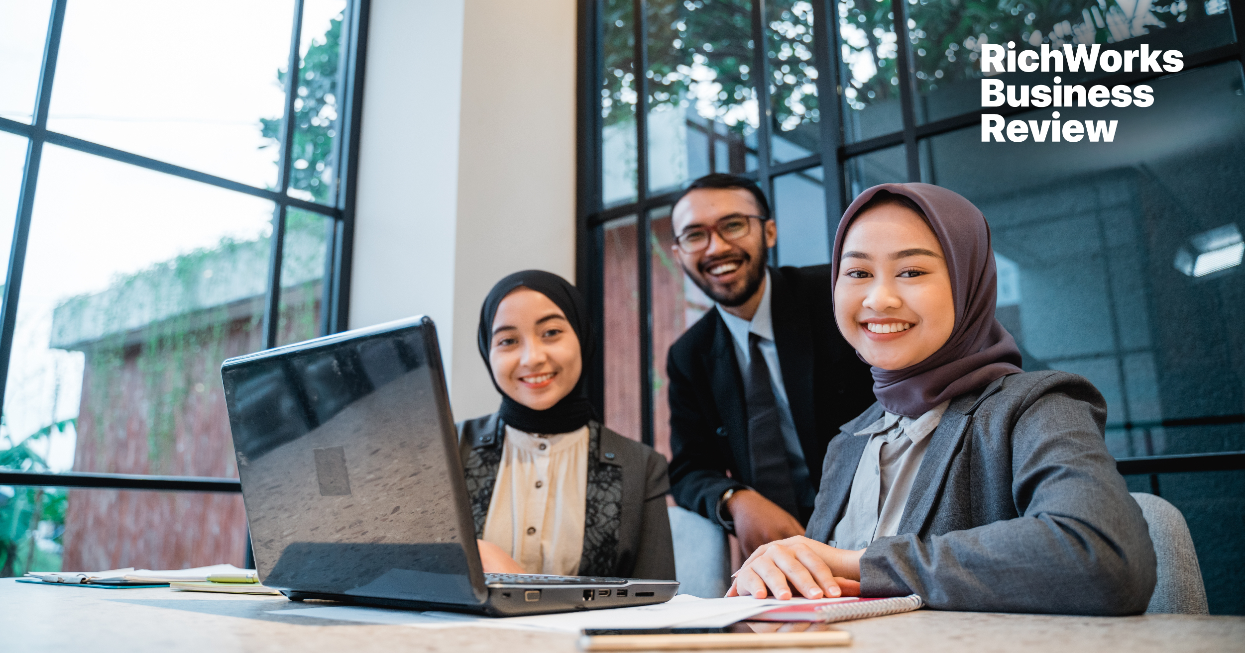 Jadilah Orang Yang Lebih Bahagia Dengan Senyuman!